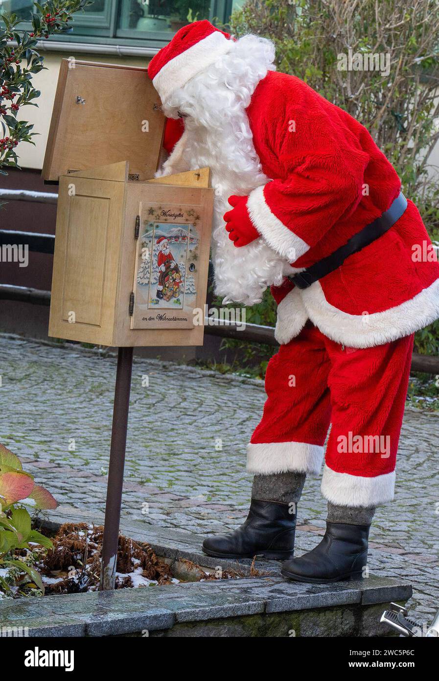 GER Sachsen Lampertswalde - Weihnachtsmann seit über 25 in Nordsachsen Bernd Richter immer mal anderes motorisiert bzw. Mit verschiedenen Fahrzeugen unterwegs in diesem Jahr mit einem Motorrad 031223 0312,23 Dresden *** GER Saxe Lampertswalde Père Noël depuis plus de 25 en Saxe du Nord Bernd Richter toujours différents motorisés ou avec différents véhicules sur la route cette année avec une moto 031223 0312 23 Dresde Banque D'Images