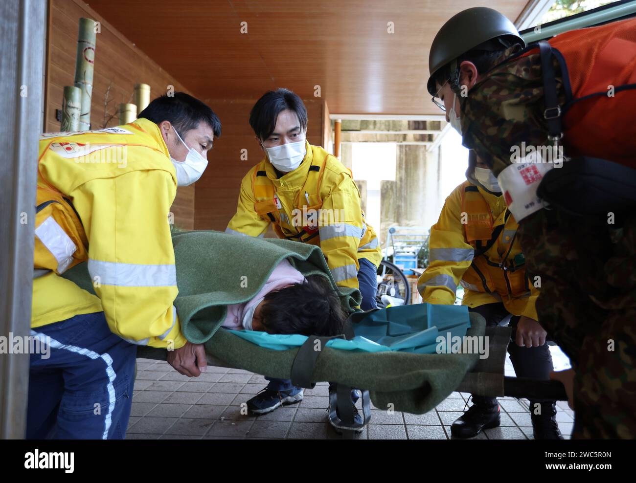 DMAT (Disaster Medical Assistance Team) and Japan Self-Defense Force members transport patients from an evacuation center to a hospital in Wajima City, Ishikawa Prefecture on January 14, 2024. A strong earthquake of magnitude 7.6 hit the Noto peninsula of Ishikawa Prefecture, central Japanese main island, on Jan. 1st.( The Yomiuri Shimbun via AP Images ) Banque D'Images