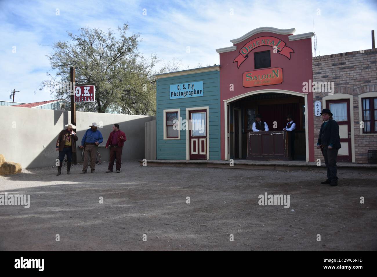 Tombstone, AZ. ÉTATS-UNIS 12/30/2023. Le complexe historique O.K. Corral offre aux visiteurs de tous âges une reconstitution sur scène de la fusillade O.K. Corral Banque D'Images