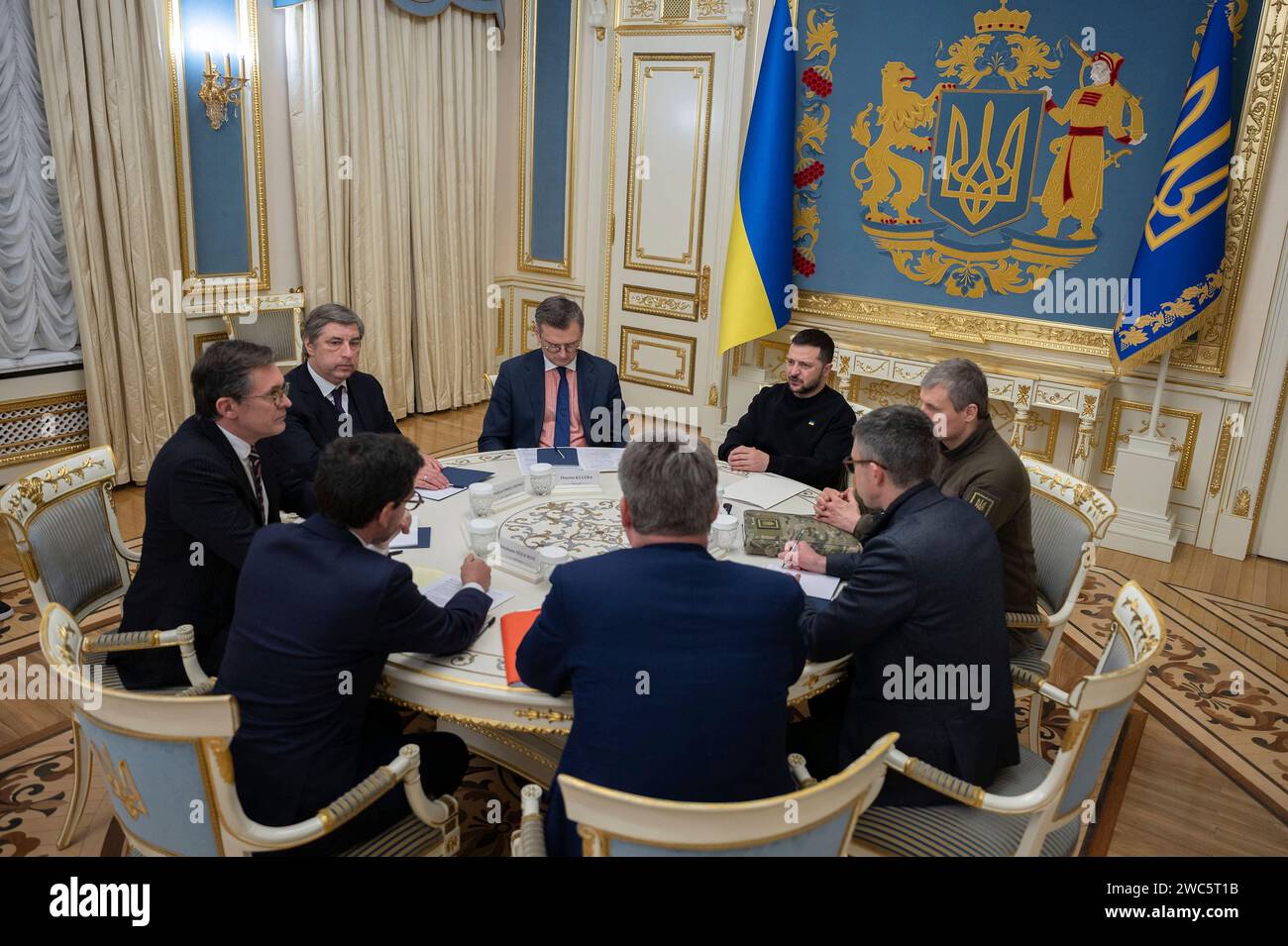 Kiev, Ukraine. 13 janvier 2024. Le président ukrainien Volodymyr Zelenskyy, à droite, tient une réunion bilatérale avec le nouveau ministre français de l’Europe et des Affaires étrangères, Stéphane Sejourne, à gauche, au Palais Mariinskyi, le 13 janvier 2024 à Kiev, Ukraine. Crédit : Présidence ukrainienne/Bureau de presse présidentiel ukrainien/Alamy Live News Banque D'Images