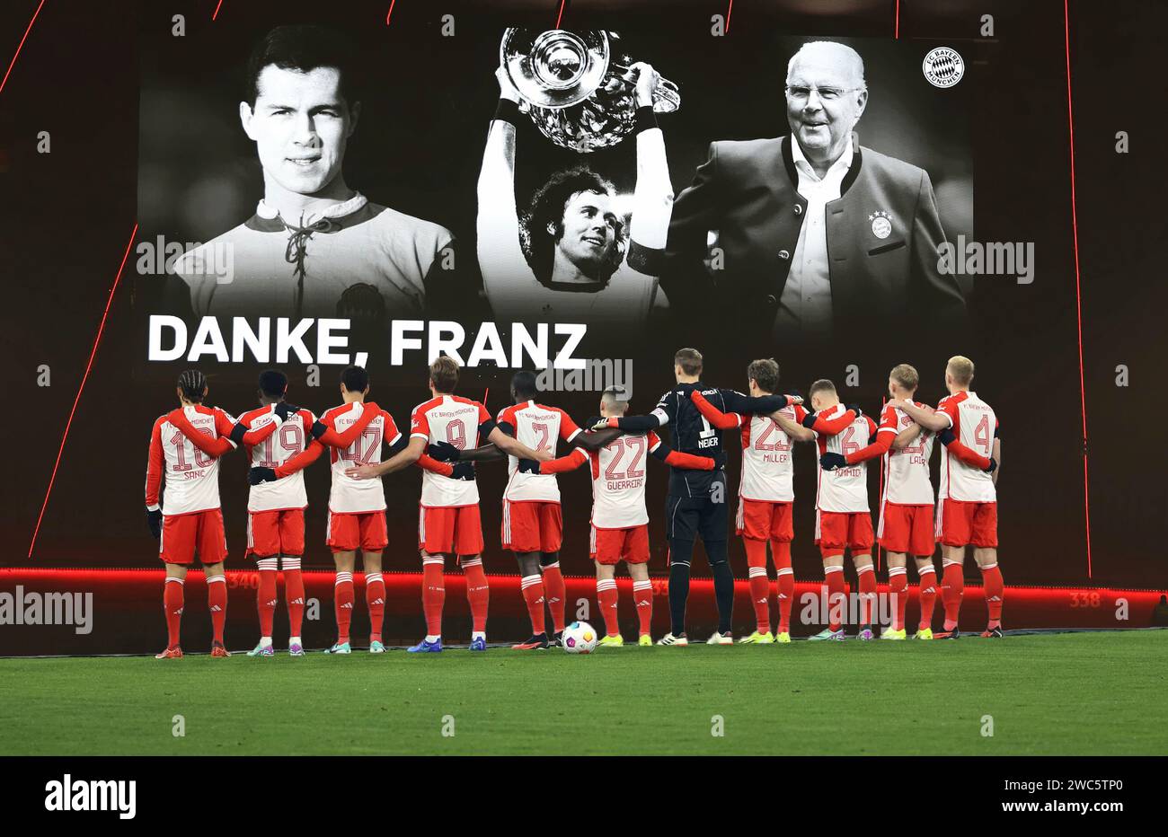 München, Deutschland 14. Janvier 2024 : Fussball, Herren, Bundesliga, saison 2023/2024, FC Bayern München, Allianz Arena ! Achtung Fotomontage ! Hier im Bild die Mannschaft des FC Bayern München, Blick von hinten, umarmt BEI der Gedenkminute, Schweigeminute für den kürzlich verstorbenen Franz Beckenbauer, hier mit Blick auf die Anzeigetafel Danke Franz, Symbolbild für die Trauerfeier am Freitag Banque D'Images