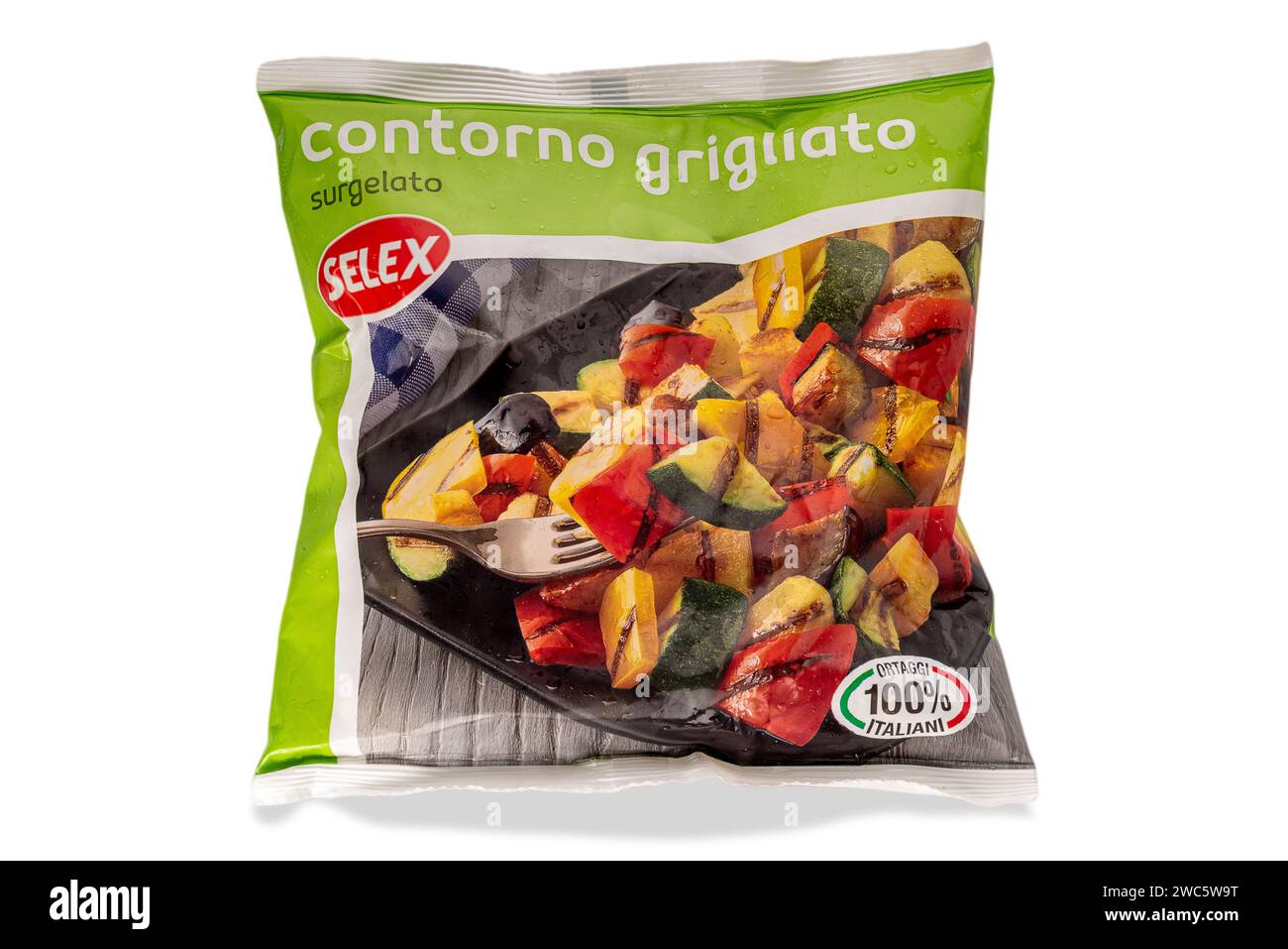 Italie - 21 juin 2023 : sachet de légumes grillés tranchés mélangés congelés, produit italien SELEX, isolé sur un chemin de découpe blanc. Tex : contorno grigliata Banque D'Images