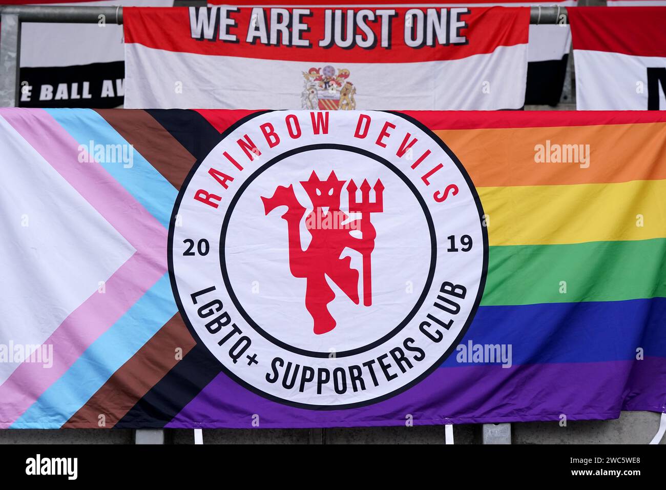 Un drapeau du Rainbow Devils Supporters Club dans les tribunes lors du ...