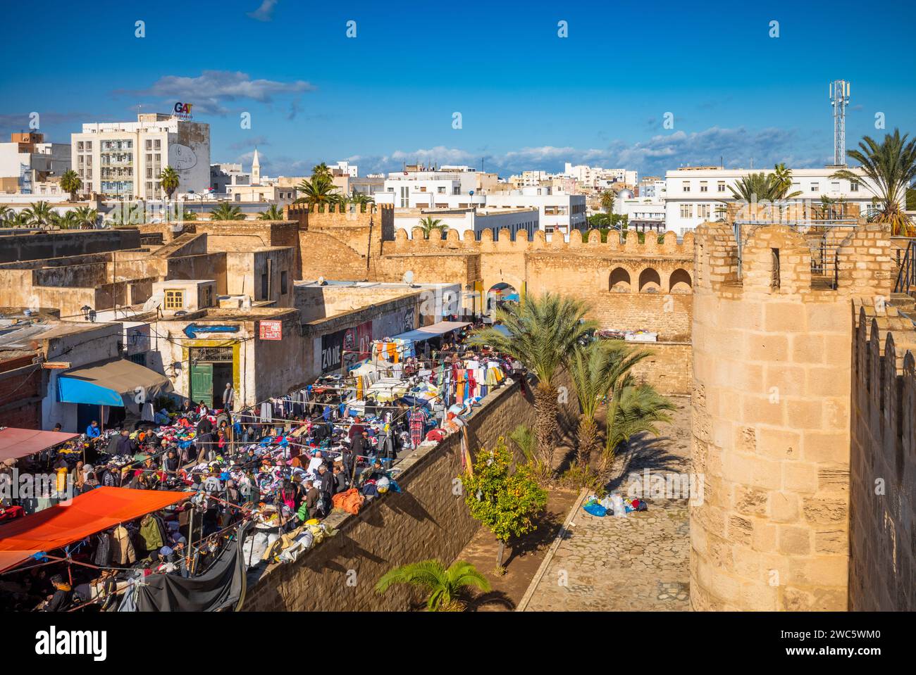 Surplombant un marché traditionnel de vêtements en plein air niché à côté du Ribat et des anciens murs de la médina à Sousse, en Tunisie. Banque D'Images