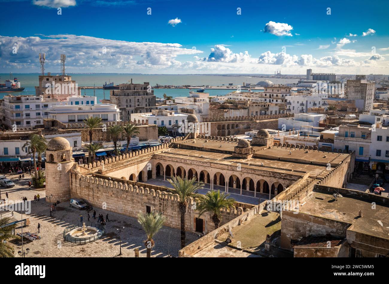 Une vue aérienne de la Grande Mosquée et du port regardant vers le bas depuis le Ribat dans l'ancienne médina de Sousse en Tunisie. Banque D'Images