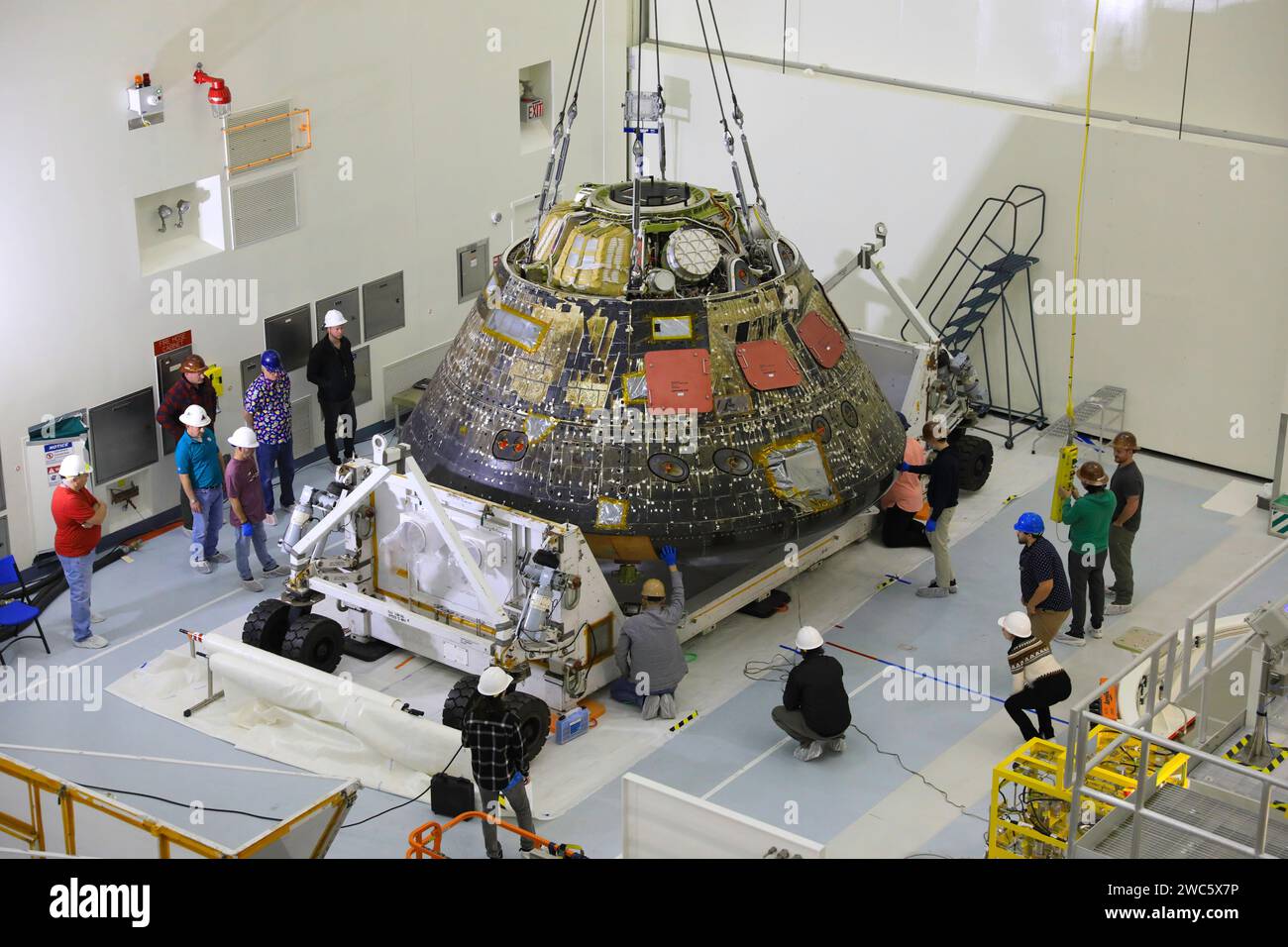 KENNEDY SPACE centre, FLORIDE, Etats-Unis - 22 décembre 2023 - la capsule Artemis I du vol d'essai autour de la Lune est soulevée sur un transporteur à Ken Banque D'Images