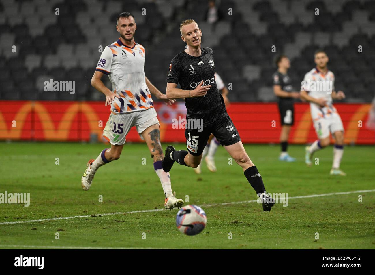 14 janvier 2024 ; CommBank Stadium, Sydney, NSW, Australie : a-League football, Perth Glory contre Wellington Phoenix ; Nicholas Pennington de Wellington Phoenix et Aleksandar Susnjar de Perth Glory regardent la balle lâche dans la zone de pénalité Banque D'Images