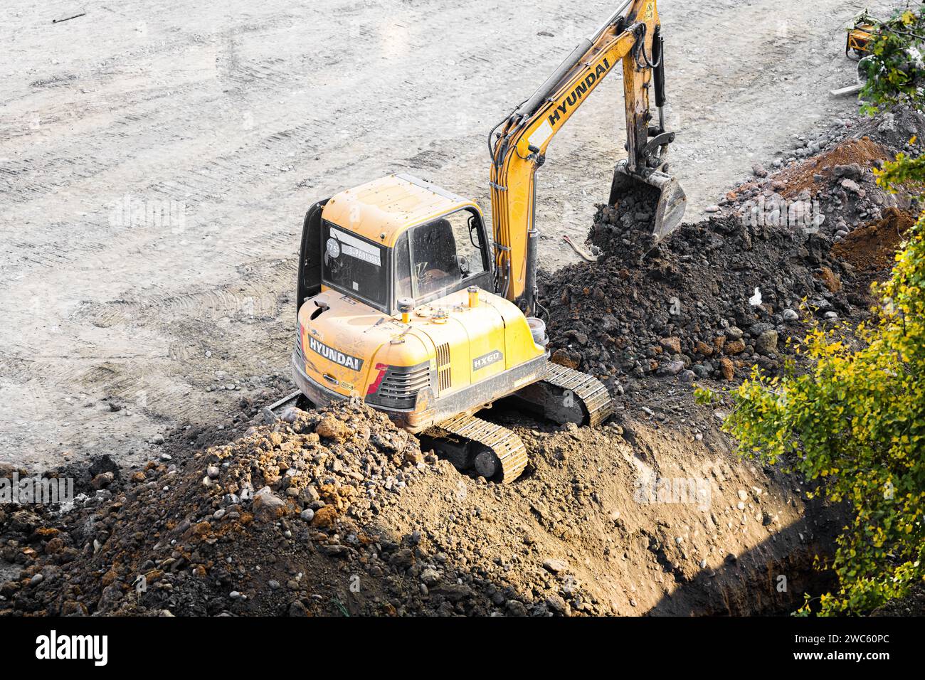 Excavatrice creuse et transporte des articles tôt le matin Banque D'Images