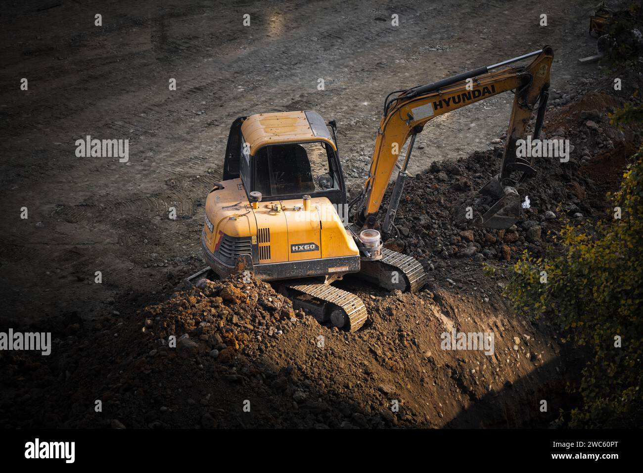 Excavatrice creuse et transporte des articles tôt le matin Banque D'Images