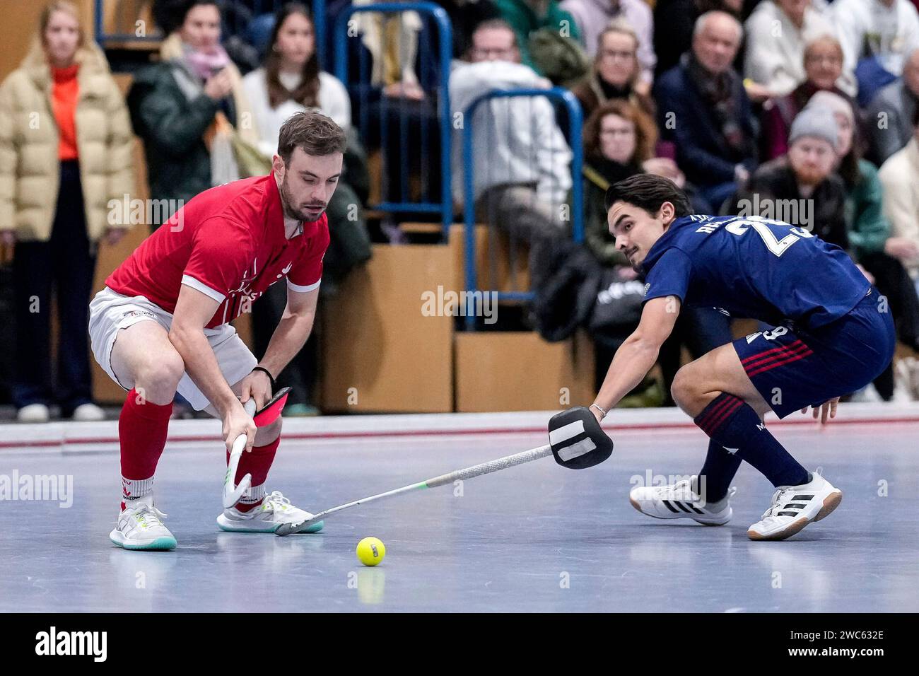 v.li. : Nicolas Proske (TSVMH, 9), Nico Reichert (MHC, 29), Zweikampf, Spielszene, Duell, duel, s'attaquer, s'attaquer, Dynamik, action, Aktion, 14.01.2024, Mannheim (Allemagne), Hallenhockey, 1. Bundesliga Süd, Herren, Mannheimer HC - TSV Mannheim Banque D'Images