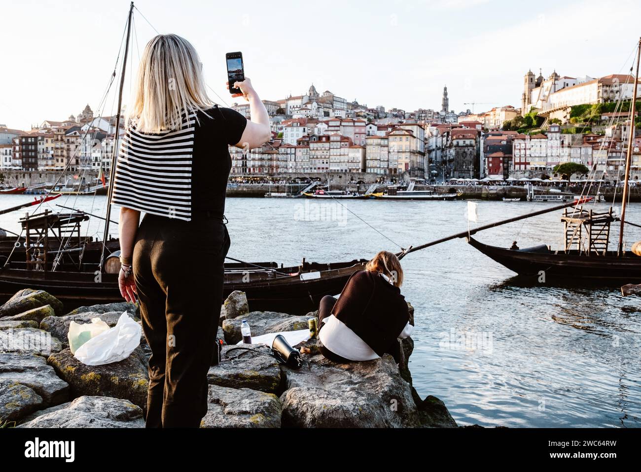 Les femmes touristes prenant la photo de la ville historique de Porto par le fleuve Douro, Portugal Banque D'Images