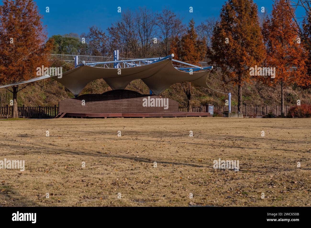 Scène extérieure d'événement et de spectacle avec auvent en toile blanche situé dans le parc public Banque D'Images