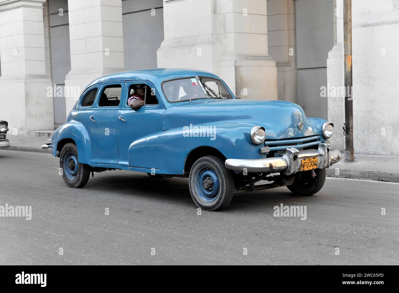 Voiture vintage bleue des années 50 à Avenida Simon Bolivar, Calle Reina, centre de la Havane, Centro Habana, Cuba, grandes Antilles, Caraïbes, Centre Banque D'Images