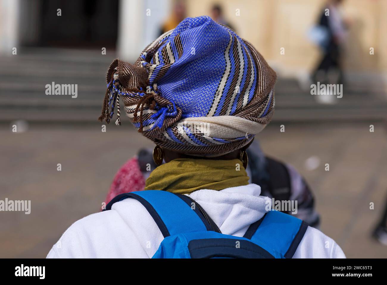 Turban d'un migrant africain sur la Piazza de Ferrarim Gênes, Italie Banque D'Images