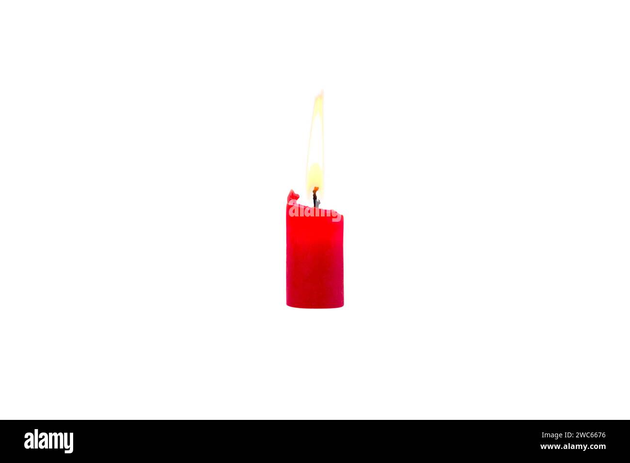 Bougie allumée rouge avec flamme vive isolée sur blanc. Lumières de vacances de Noël. Éclairage intérieur coloré décoratif. Cire de fusion translucide et b Banque D'Images