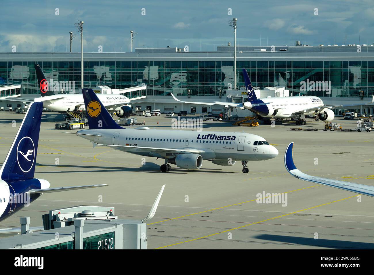 Airbus A 319 100 roulant au-dessus de l'aire de trafic du terminal 2, Munich Franz Josef Strauss Airport, Munich, Bavière, Allemagne Banque D'Images