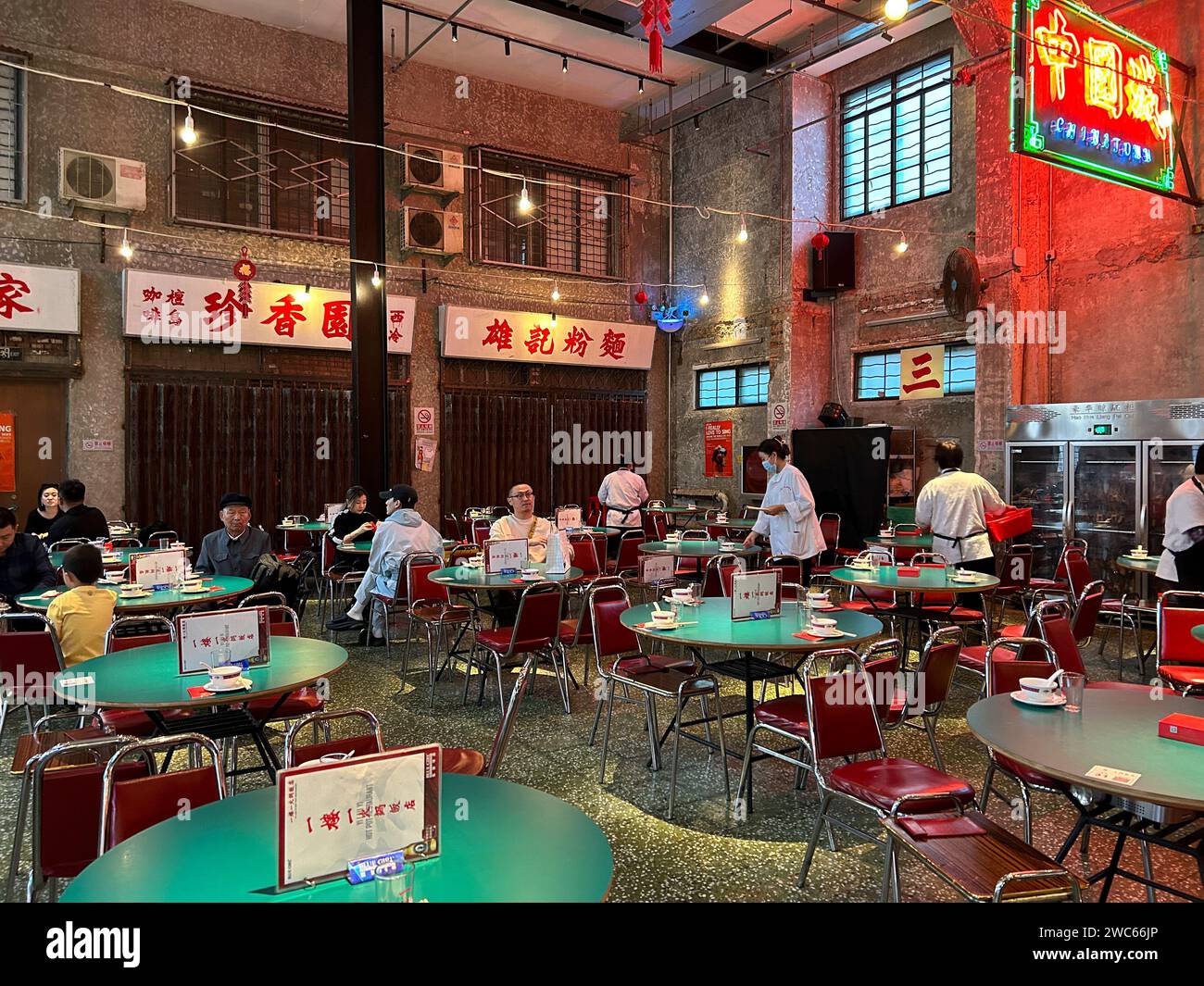 Pékin, Chine, grande foule de gens, à l'intérieur restaurant chinois branché, « Yi Lau Yi », assis à tables, Neon Sign, quartier Sanlitun, intérieur Banque D'Images