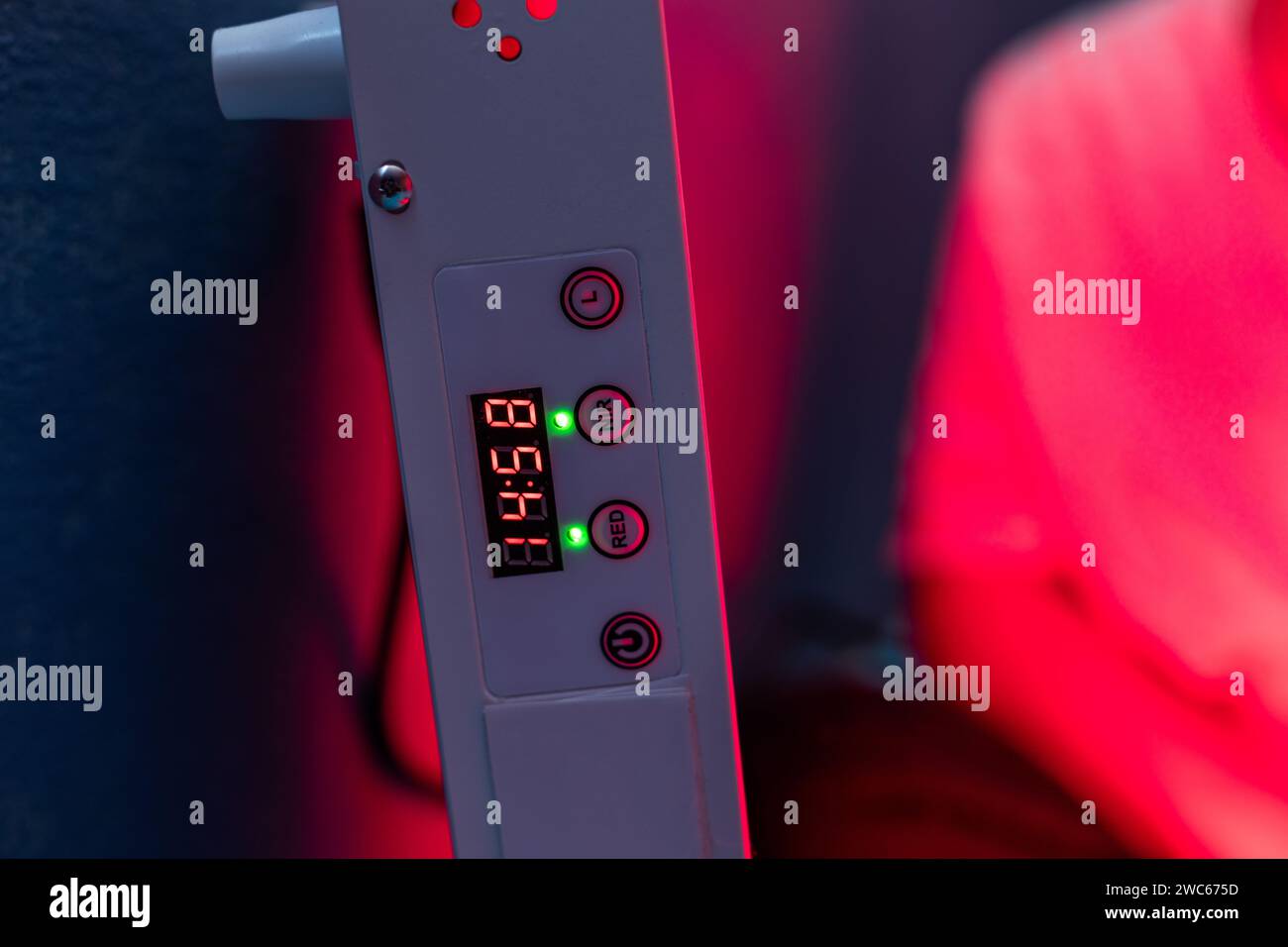 Gros plan du panneau de commande de l'appareil de thérapie par lumière rouge avec les boutons de lumière rouge et proche infrarouge Banque D'Images