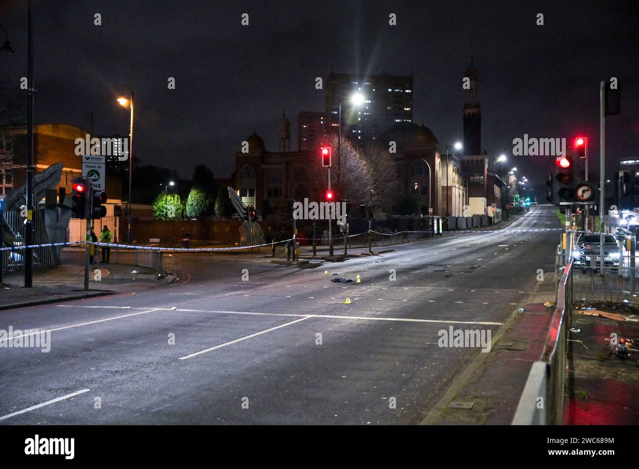 Birmingham, 13 janvier 2024 - la police des Midlands de l'Ouest enquête après qu'un homme dans ses années 40 a été frappé et laissé avec des blessures mortelles dans un horrible coup et course sur une route périphérique notoire à travers le centre-ville de Birmingham. L'incident s'est produit sur Belgrave Middleway près de la mosquée centrale de la ville le samedi 13 vers 18h30. L'homme a été frappé à un passage pour piétons sur une route artérielle de caméra de vitesse moyenne de 40 mph. Un sauteur et un chapeau ont été repérés sur la route près d'une mare de sang parmi les marqueurs de preuves, tout comme un gobelet en papier. Deux hommes âgés de 39 et 27 ans ont été arrêtés parce qu ' ils étaient soupçonnés de l ' être Banque D'Images