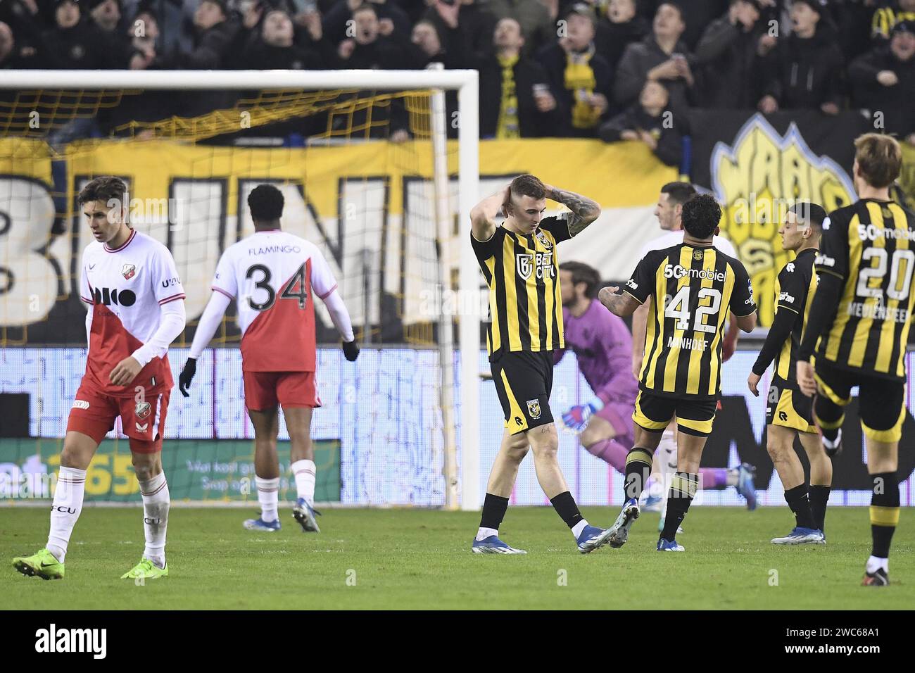 ARNHEM, 14-01-2024, Papendal, football, Eredivisie néerlandaise, saison 2023 / 2024, vitesse - Utrecht, le joueur de vitesse Kacper Kozlowski éjecté après une chance manquée Banque D'Images