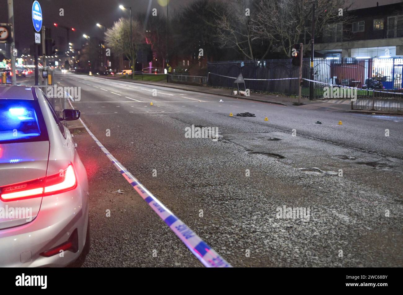 Birmingham, 13 janvier 2024 - la police des Midlands de l'Ouest enquête après qu'un homme dans ses années 40 a été frappé et laissé avec des blessures mortelles dans un horrible coup et course sur une route périphérique notoire à travers le centre-ville de Birmingham. L'incident s'est produit sur Belgrave Middleway près de la mosquée centrale de la ville le samedi 13 vers 18h30. L'homme a été frappé à un passage pour piétons sur une route artérielle de caméra de vitesse moyenne de 40 mph. Un sauteur et un chapeau ont été repérés sur la route près d'une mare de sang parmi les marqueurs de preuves, tout comme un gobelet en papier. Deux hommes âgés de 39 et 27 ans ont été arrêtés parce qu ' ils étaient soupçonnés de l ' être Banque D'Images