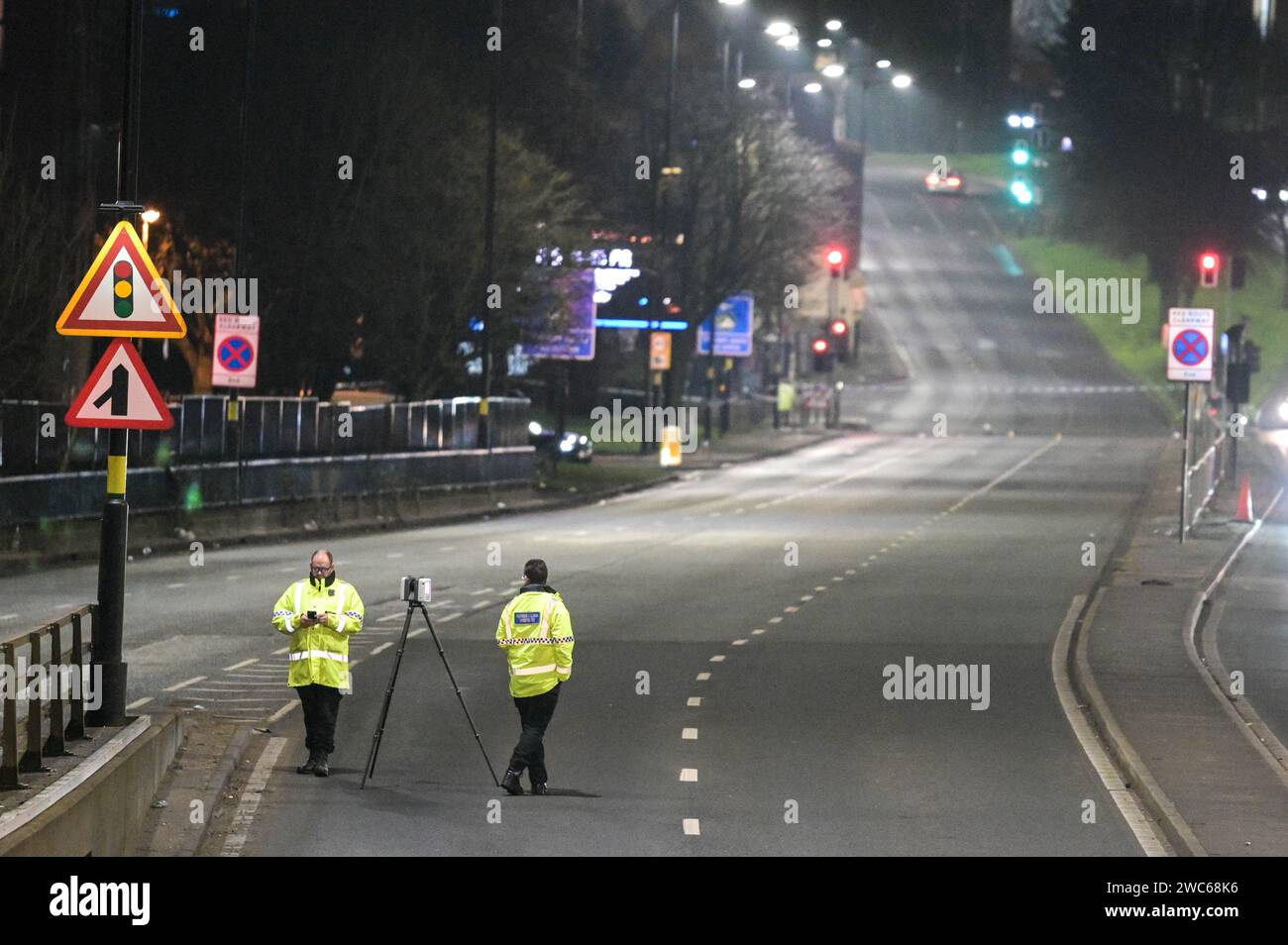 Birmingham, 13 janvier 2024 - la police des Midlands de l'Ouest enquête après qu'un homme dans ses années 40 a été frappé et laissé avec des blessures mortelles dans un horrible coup et course sur une route périphérique notoire à travers le centre-ville de Birmingham. L'incident s'est produit sur Belgrave Middleway près de la mosquée centrale de la ville le samedi 13 vers 18h30. L'homme a été frappé à un passage pour piétons sur une route artérielle de caméra de vitesse moyenne de 40 mph. Un sauteur et un chapeau ont été repérés sur la route près d'une mare de sang parmi les marqueurs de preuves, tout comme un gobelet en papier. Deux hommes âgés de 39 et 27 ans ont été arrêtés parce qu ' ils étaient soupçonnés de l ' être Banque D'Images