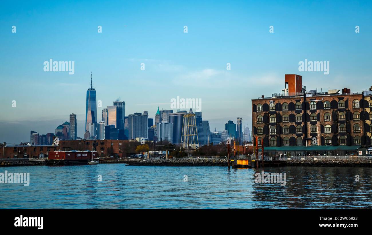 Vue sur Manhattan depuis la jetée Red Hook, Brooklyn, New York Banque D'Images