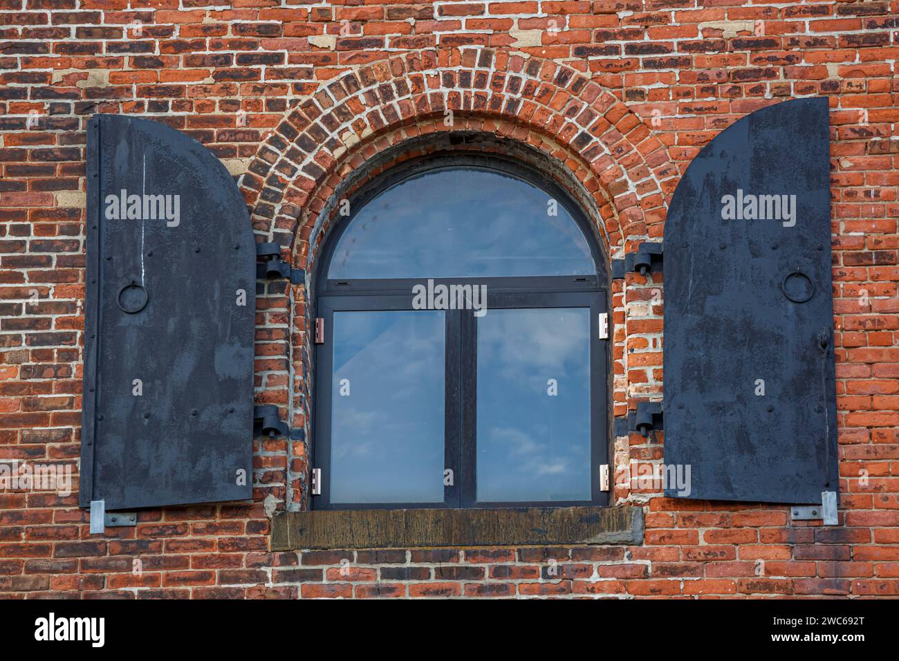 Fenêtre sur façade de mur de brique à Red Hook, Brooklyn, New York Banque D'Images