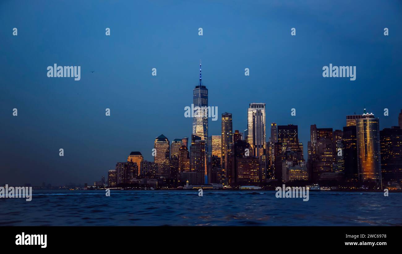 Vue de Manhattan depuis la baie d'Hudson au crépuscule, New York City, USA Banque D'Images