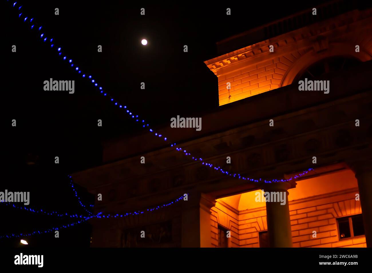 Milan, Italie 25.12.2023 rue de Milan la nuit. Bâtiments italiens typiques et vue sur la rue à Milan, la capitale de Lombard, région de l'Italie. Banque D'Images