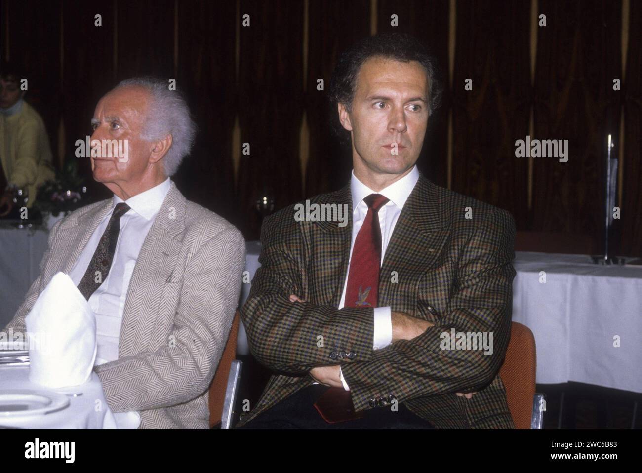 Franz Beckenbauer re. Mit Robert Schwan 11/89 hör Franz Beckenbauer re. Mit Robert Schwan im November 1989 BEI Schüco in Bielefeld Deutsch deutscher Mann Trainer Fußball ehemalig ehemaliger ex Fußballer Fußballspieler Chef Team Nationalmannschaft Nationalelf Mannschaft Fußballbund DFB-Teamchef deutsche Männer Fußballmanager Manager Management Sport Fußball Verein allemand ancien entraîneur de football quer halb sitzend ernst arme verschränkt verschränkte *** Franz Beckenbauer re avec Robert Schwan 11 89 Écoutez Franz Beckenbauer re avec Robert Schwan en novembre 1989 à Schüco à Bielefe Banque D'Images