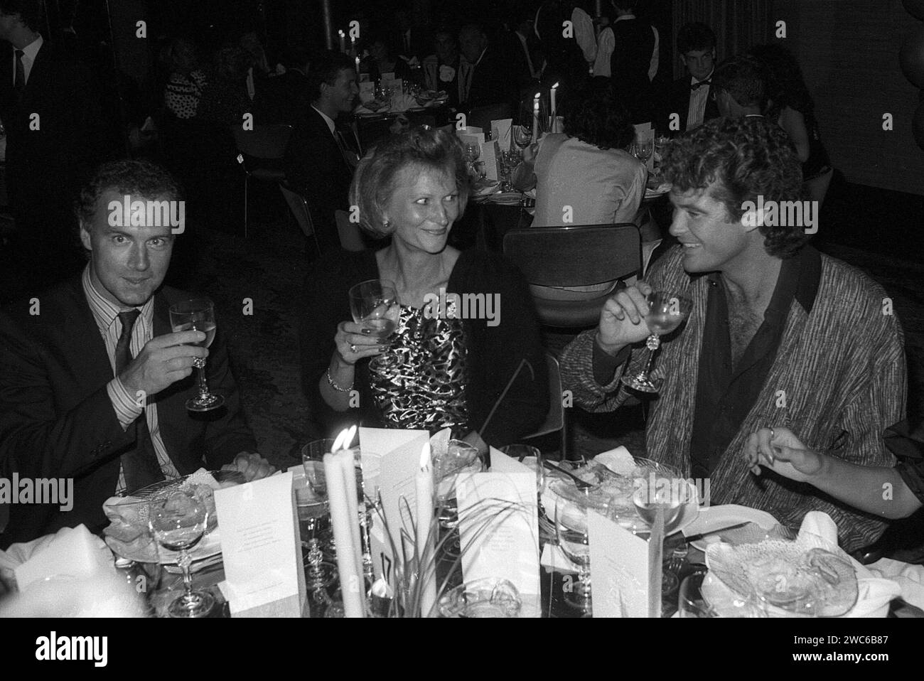 Franz Beckenbauer, Diana Sandmann und David Hasselhoff v. li. 09/87 RAG Franz Beckenbauer li. Mit seiner Freundin Diana Sandmann und David Hasselhoff im septembre 1987 BEI einer AIDS-Gala in München Deutsch deutscher Mann Teamchef Fußball ehemalig ehemaliger ex Fußballspieler Chef Team leger Nationaltrainer DFB Fußballbund Lebensgefährtin Frau US Amerikaner amerikanischer Sänger Schauspieler Schauspiel film TV Fernsehen allemand ancienne entraîneuse de football amie acteur américain chanteur quer halb sitzend Tisch prostend sw *** Franz Beckenbauer, Diana Sandmann et David Hasselhoff v Banque D'Images