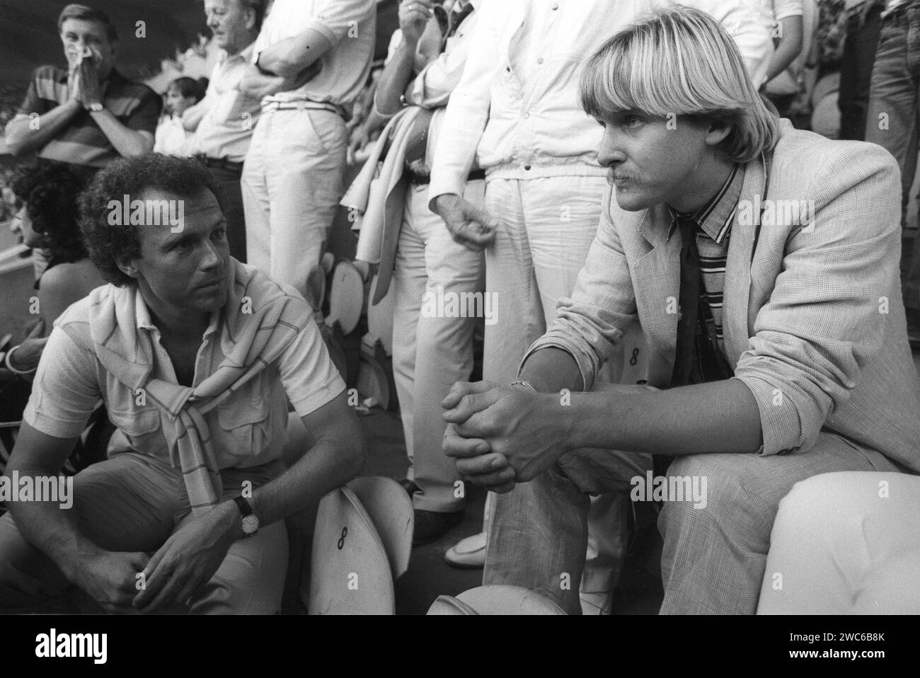 Franz Beckenbauer li. Mit Bernd Schuster 06/84 RU Franz Beckenbauer li. Mit Bernd Schuster am Rande eines Fußballspiels während der Fußball-Europameisterschaft in Frankreich, 12.-21. Juni 1984 Deutsch deutscher deutsche Mann Männer ex ehemalig ehemalige ehemaliger Fußballer Fußball Fußballspieler EM Euro allemand ancien footballeur quer halb sitzend Tribüne sprechend sw *** Franz Beckenbauer à gauche avec Bernd Schuster 06 84 RU Franz Beckenbauer à gauche avec Bernd Schuster en marge d'un match de football lors du Championnat d'Europe de football en France, 12 21 juin 1984 Allemagne Allemand Banque D'Images