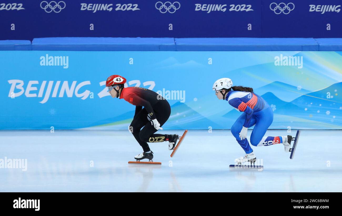 5 FÉVRIER 2022 - Pékin, Chine : FAN Kexin, de Chine, #43 devant Sofia PROSVIRNOVA, de Russie, #7 dans la manche 2 du 500m féminin de patinage de vitesse sur piste courte A. Banque D'Images