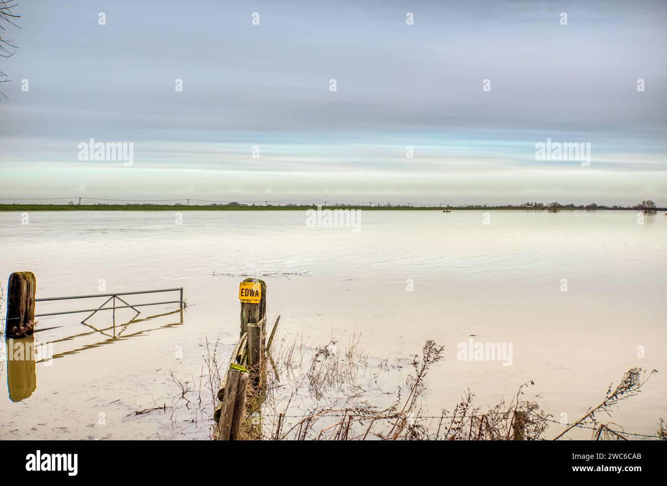 Porte de ferme dans la plaine inondable entre la rivière Old Bedford et le drain Hundred foot, Sutton Gault, Sutton-in-the-Isle, près d'Ely, Cambridgeshire, ROYAUME-UNI Banque D'Images