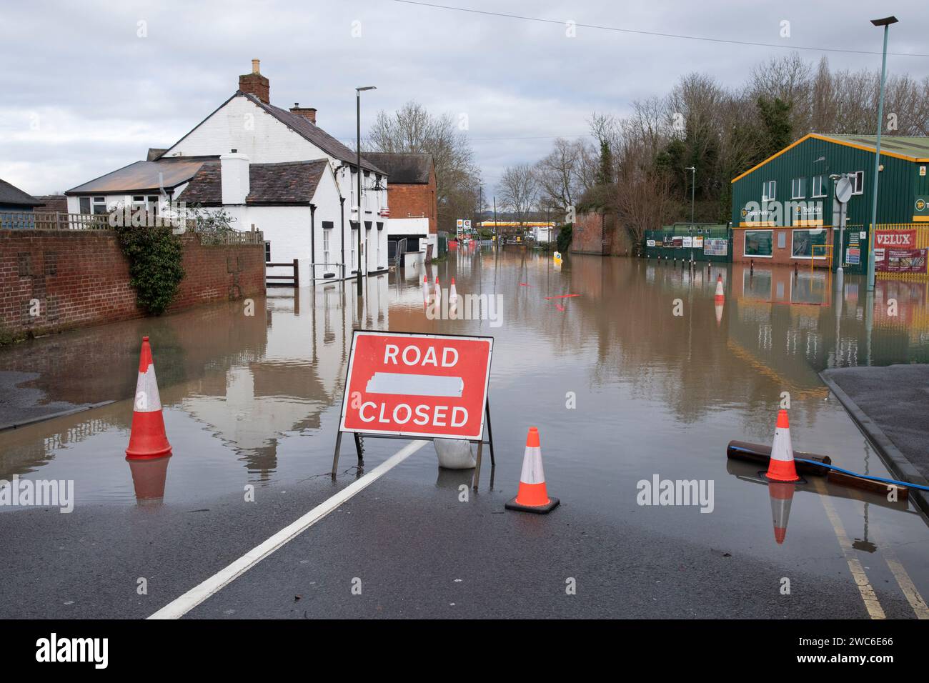 Bredon Road à Tewkesbury, Gloucestershire, fermé en raison d'inondations. Banque D'Images