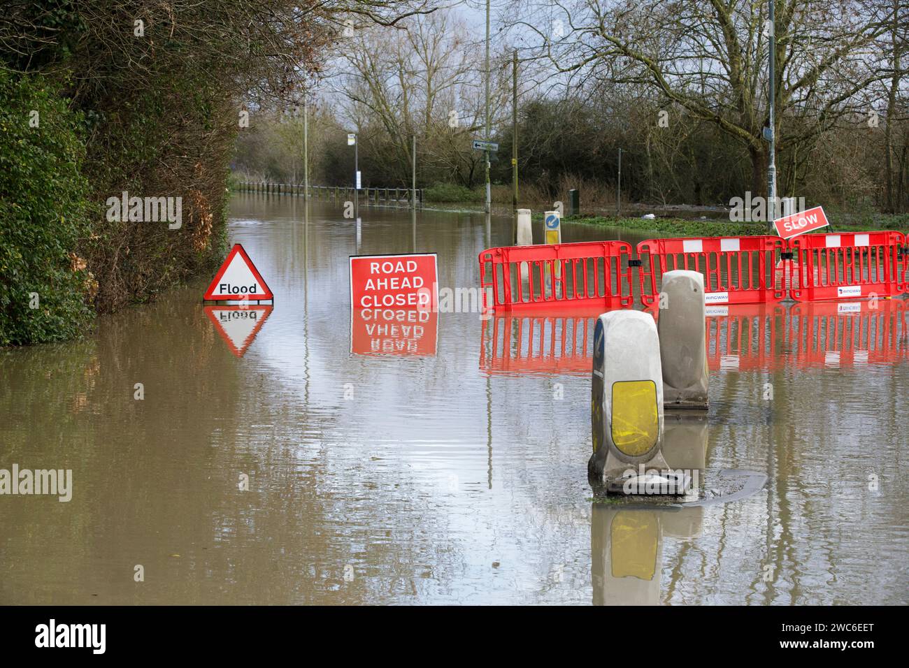 Barton Road à Tewkesbury, Gloucestershire, fermé en raison d'inondations. Banque D'Images