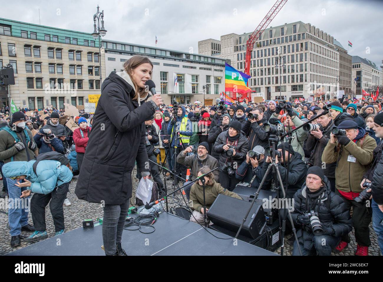 Berlin, Allemagne. 14 janvier 2024. Luisa Neubauer a prononcé un discours lors de la manifestation. Neubauer, né le 21 avril 1996 à Hambourg, est un éminent militant pour le climat et publiciste allemand connu pour avoir dirigé le mouvement allemand Fridays for future. En tant que figure importante de l'activisme climatique, Neubauer plaide pour des politiques alignées sur l'Accord de Paris et a été un fervent partisan de la transition de l'Allemagne du charbon d'ici 2030. Son adhésion à Alliance 90/les Verts et la Jeunesse verte reflète son profond engagement pour les questions environnementales. Dans une démonstration de solidarité sans précédent, les rues de Berlin sur Banque D'Images