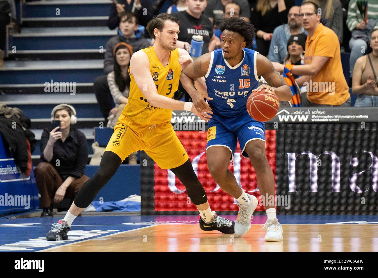 Weissenfels, Deutschland 14. Januar 2024 : 1.BBL - 2023/2024 - Syntainics MBC vs Tigers Tübingen v. li. im Zweikampf Jimmy Boeheim (Tuebingen) und Stephon Jelks (Weissenfels) Banque D'Images