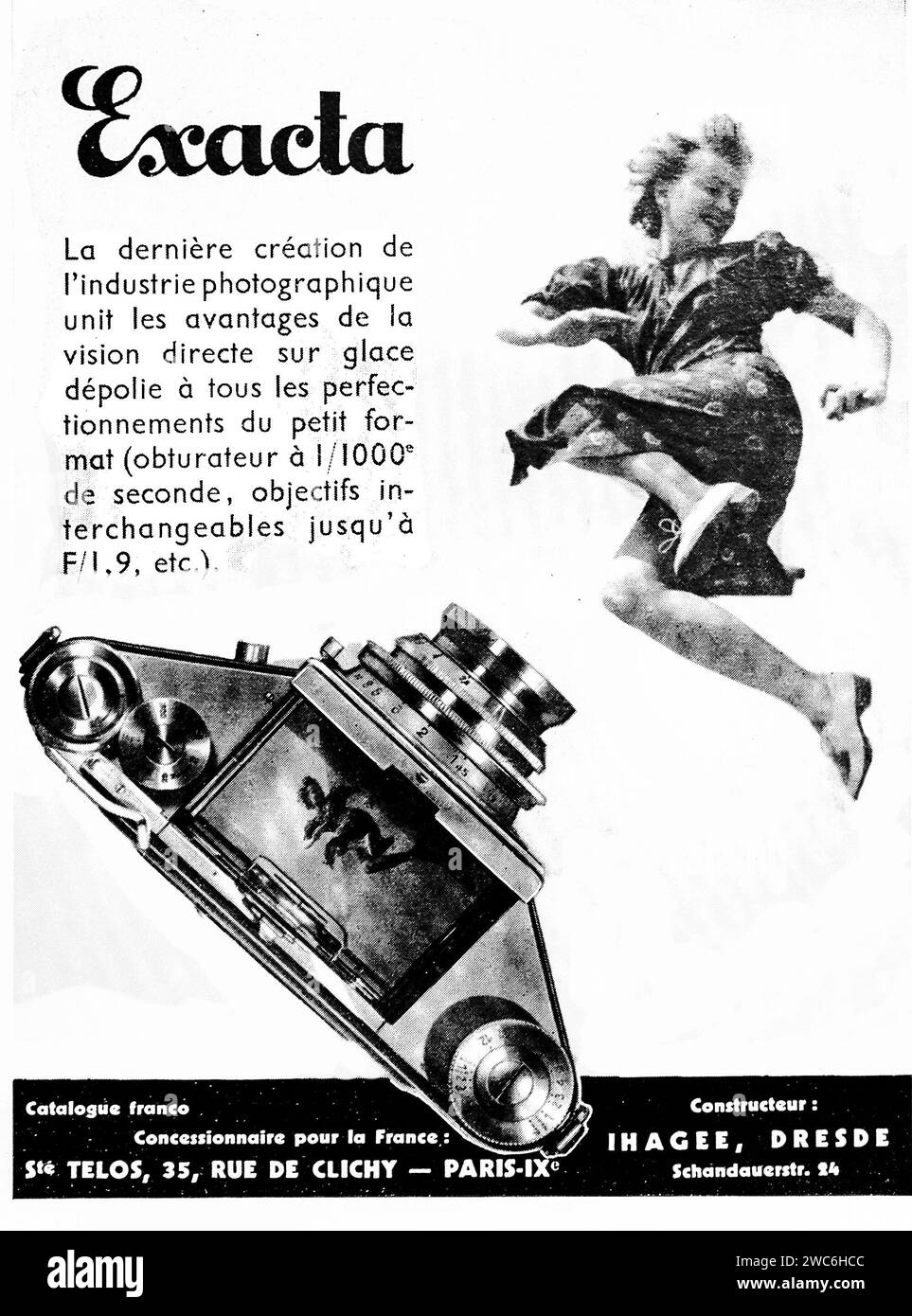 Une publicité imprimée vintage 1938 présentant l'appareil photo Exakta, mettant en évidence ses caractéristiques dans un contexte où une femme saute apparemment de joie. Banque D'Images