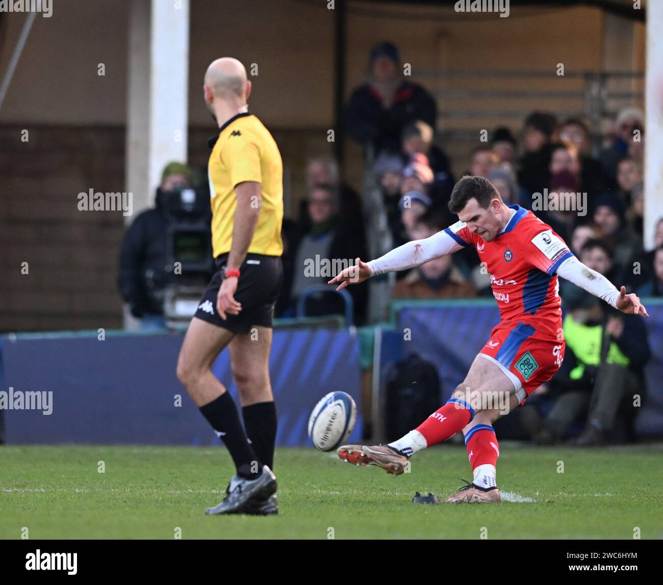 The Recreation Ground, Bath, Royaume-Uni. 14 janvier 2024. Investec Champions Cup Rugby, Bath Rugby versus Racing 92 ; Ben Spencer de Bath lance une conversion à la 70e minute pour porter au niveau des scores à 22-22 crédit : action plus Sports/Alamy Live News Banque D'Images