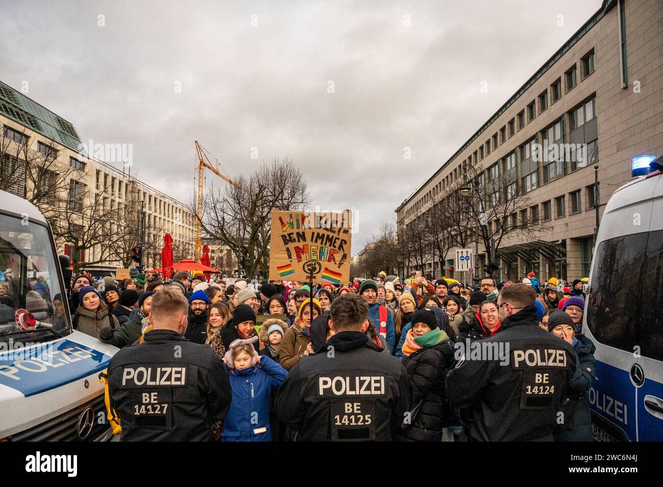 Demo gegen Rechts Demo gegen Rechts, Sonntag, den 14.1. um 14:00 Uhr am Pariser Platz à Berlin. Manifestation von Fridays pour le futur gegen die AfD-Politik. Berlin Berlin Deutschland *** Démo contre la droite Démo contre la droite, dimanche, 14 1 à 14 00 à Pariser Platz à Berlin manifestation de Fridays for future contre AfD Politics Berlin Berlin Allemagne Banque D'Images