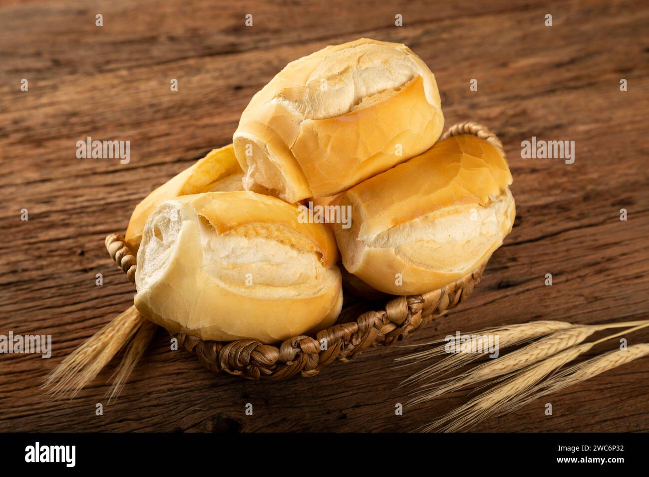 Panier avec pains français. Pain français, pain brésilien traditionnel. Banque D'Images