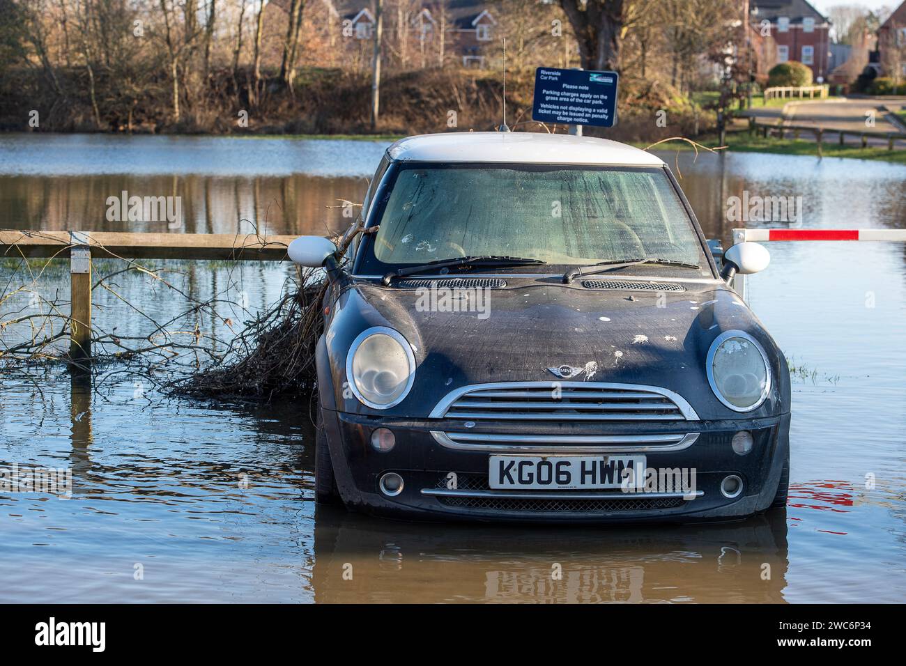 Wallingford, Oxfordshire, RoyaumeUni. 14 janvier 2024. Inondation de débris à côté d