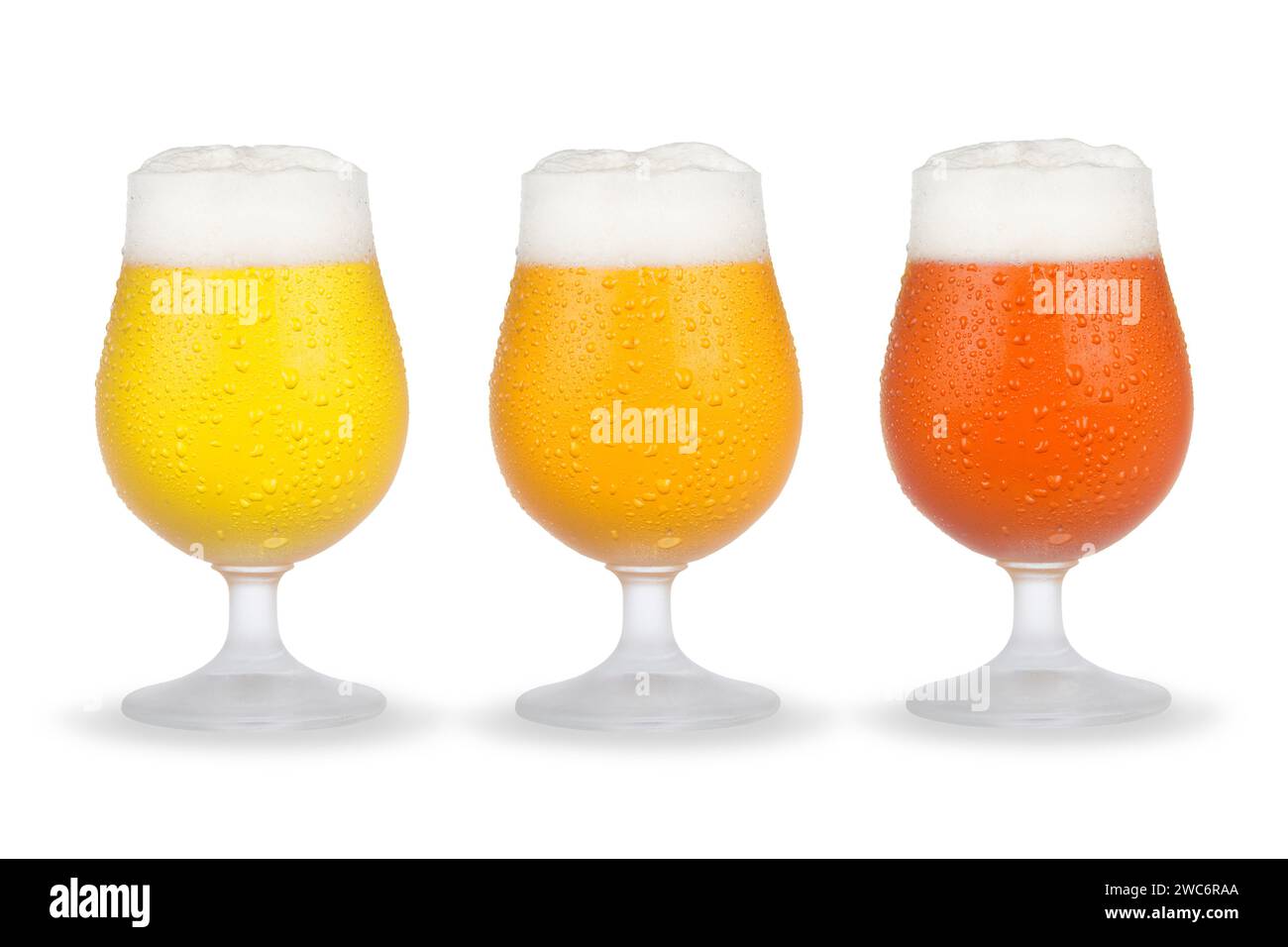 Verres à bière avec différents styles de bière isolés sur fond blanc. Banque D'Images