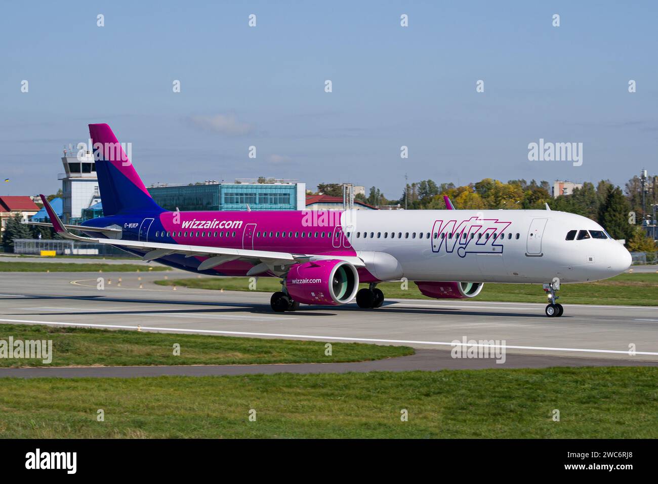 Wizzair Airbus A321 NEO de la compagnie aérienne hongroise low-cost ralentit après avoir atterri à Lviv Banque D'Images