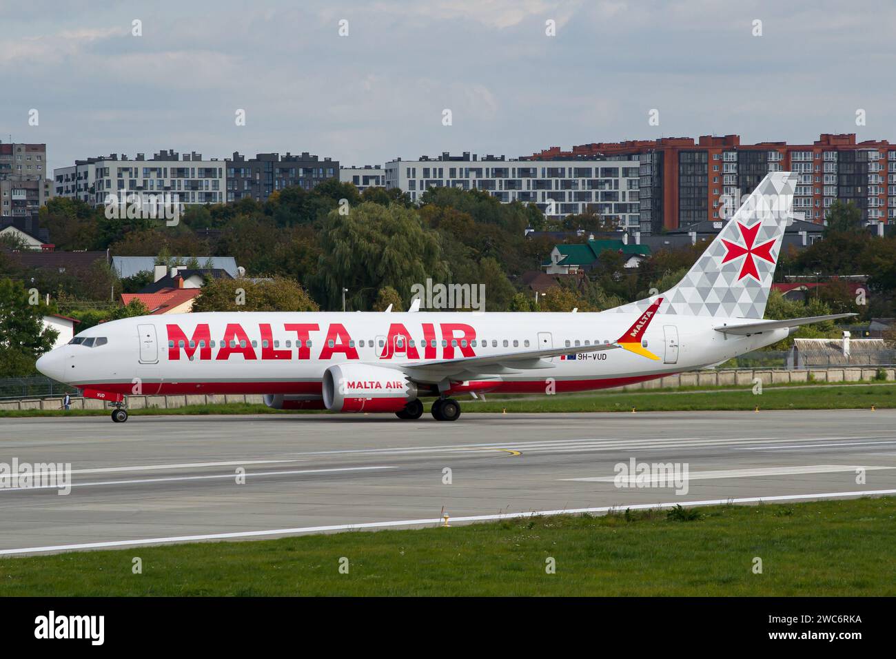 Ryanair low-cost Malta Air Boeing 737 MAX 8-200 au roulage après l'atterrissage à l'aéroport de Lviv avec la ville en arrière-plan Banque D'Images