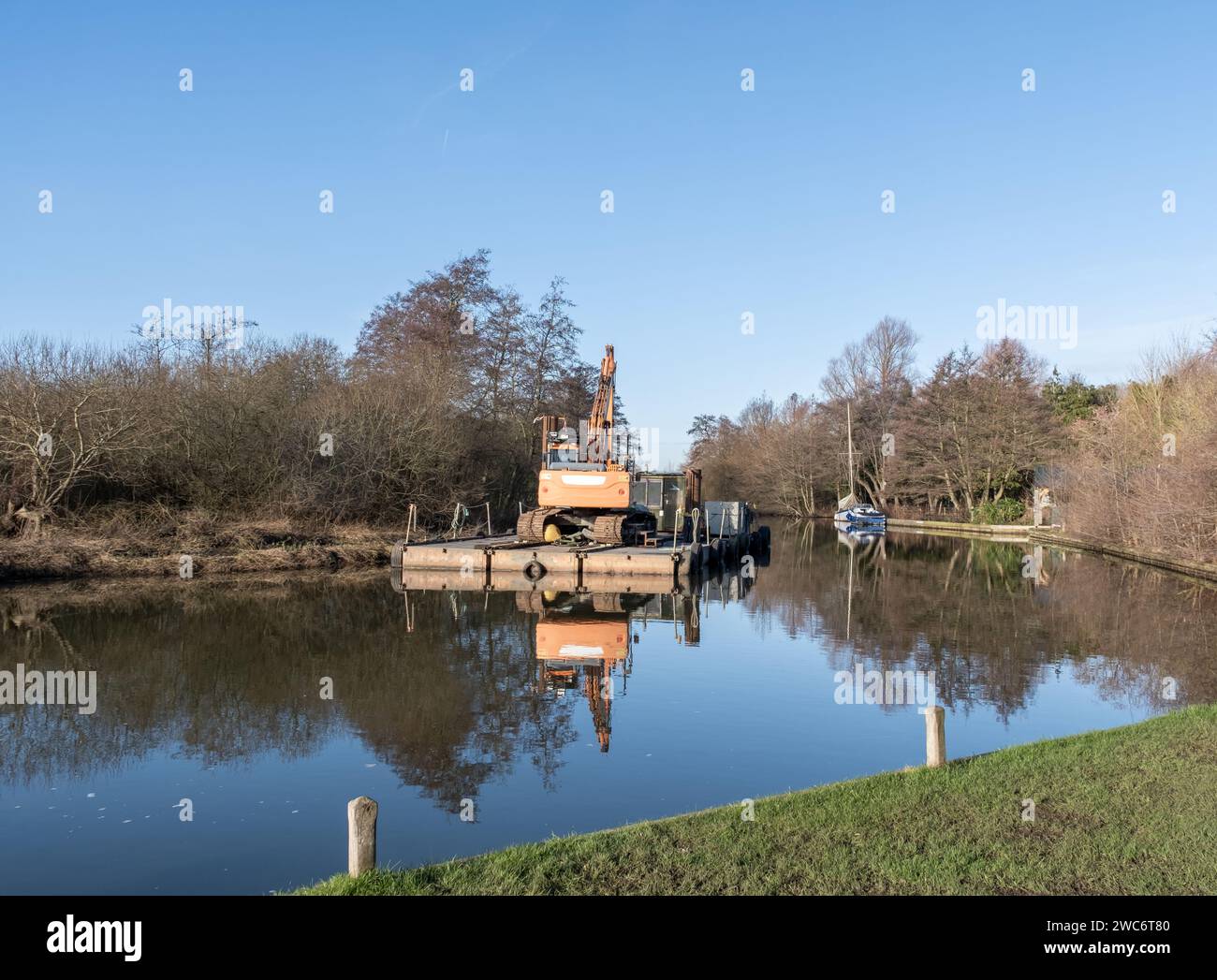 Belaugh, Norfolk, Royaume-Uni – janvier 13 2024. Drague sur la rivière Bure à Belaugh Staithe, parc national Norfolk Broads Banque D'Images