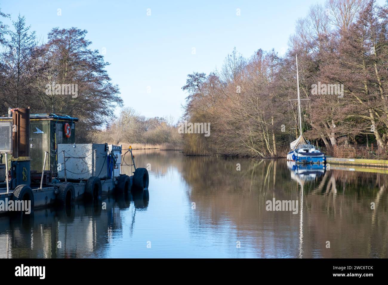 Belaugh, Norfolk, Royaume-Uni – janvier 13 2024. Drague sur la rivière Bure à Belaugh Staithe, parc national Norfolk Broads Banque D'Images