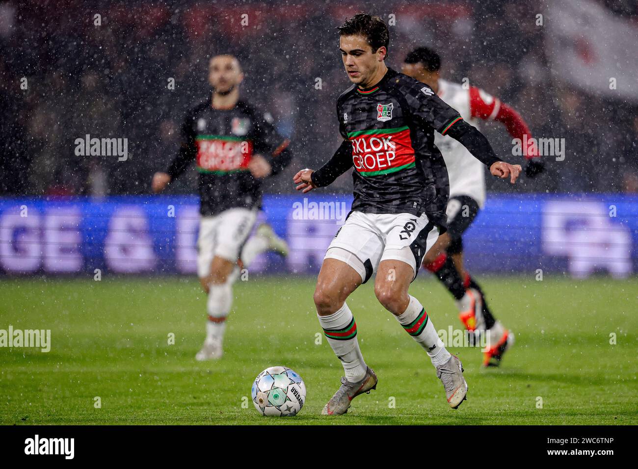 Rotterdam, Nederland. 14 janvier 2024. ROTTERDAM, NEDERLAND - JANVIER 14 : Bart van Rooij de NEC court avec le ballon lors du match néerlandais d'Eredivisie entre Feyenoord et NEC Nijmegen au Stadion Feijenoord le 14 janvier 2024 à Rotterdam, Nederland. (Photo Broer van den Boom/Orange Pictures) crédit : dpa/Alamy Live News Banque D'Images